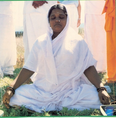 S koncentracijo na obliko, zvok ali luč, se učimo biti nenehno v  takšnem stanju notranje samote in radostni v vsaki situaciji. – Amma 