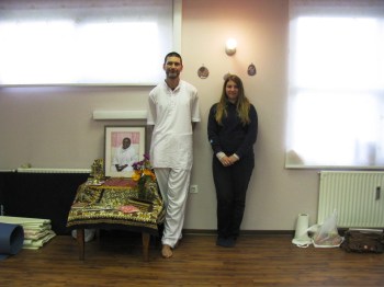 Učitelj Ammine IAM meditacije Dayalu in naša mlada prevajalka Zala