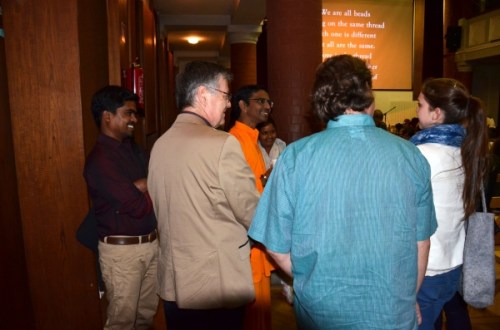 Med odmorom in po programu se je Br. Shubamrita pogovarjal z obiskovalci