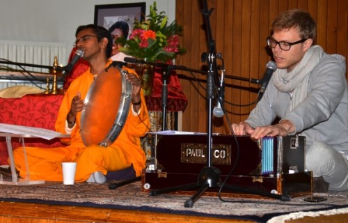Br. Shubamrita in vodja evropskega Ayudh gibanja za mlade sta po odmoru v 2. delu programa zapela čudovite duhovne pesmi (badžane)