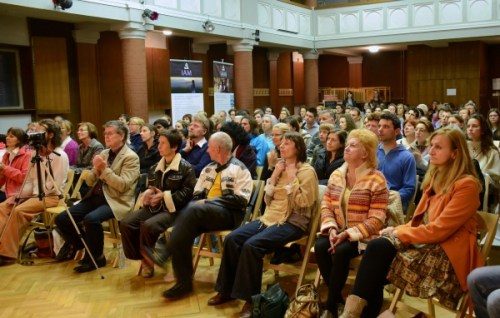 Polna dvorana poslušalcev