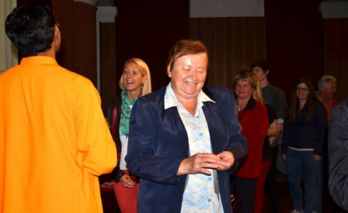 Br. Shunamrita je na koncu programa vsakomur osebno izročil "Prasado".