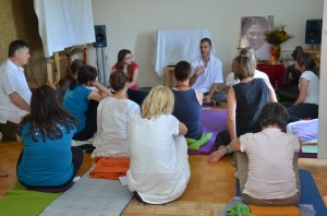 Učenci dobivajo navodila, kako naj meditacijo delajo sami doma.