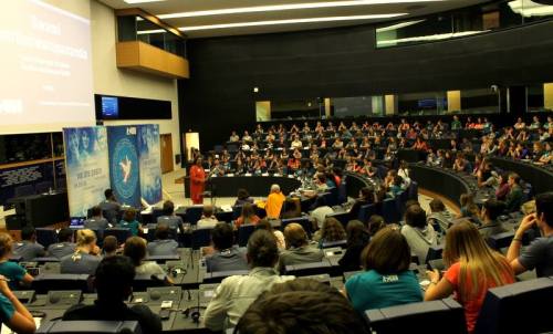 Swamidži govori v parlamentu v Strassburgu