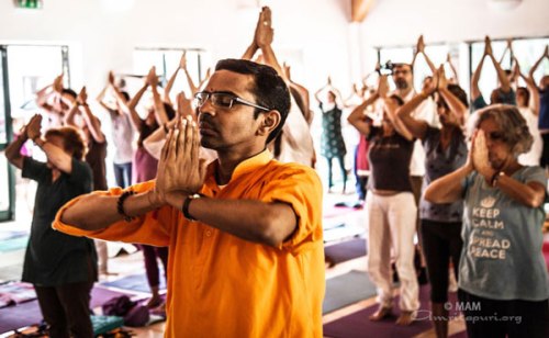 Br. Shubamrita vodi jogo na svojem ritritu v Italiji  