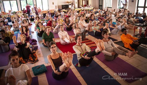 Br. Shubamrita vodi jogo na svojem ritritu v Italiji  